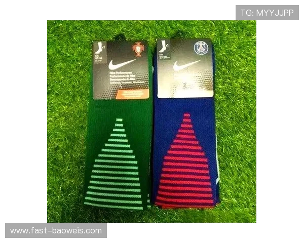 足球明星必备装备揭秘 足球袜的选择与功能详解